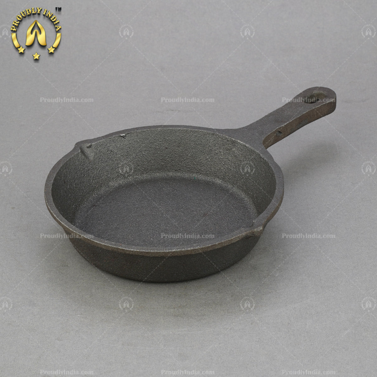Round cast iron pan with single handle