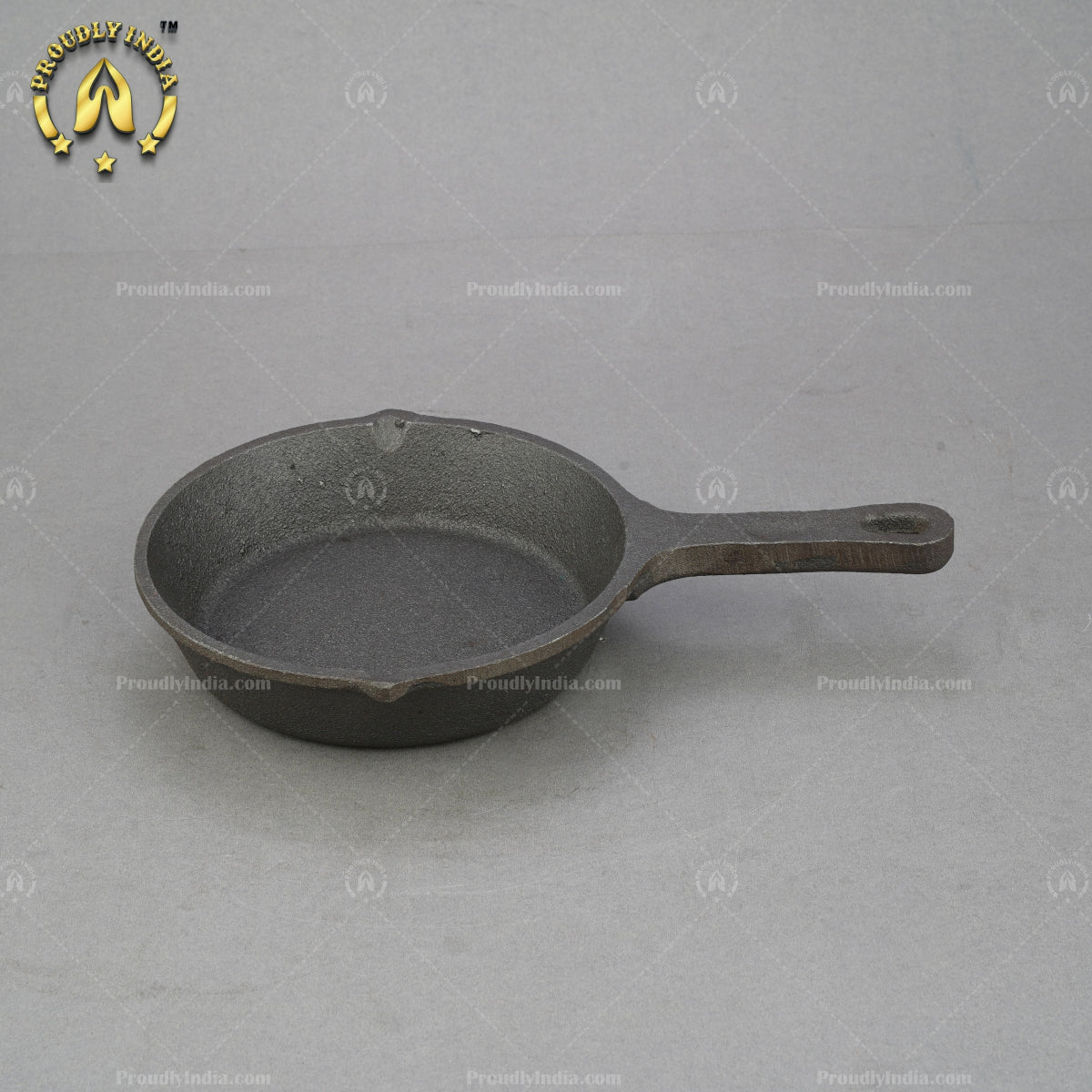 Round cast iron pan with single handle