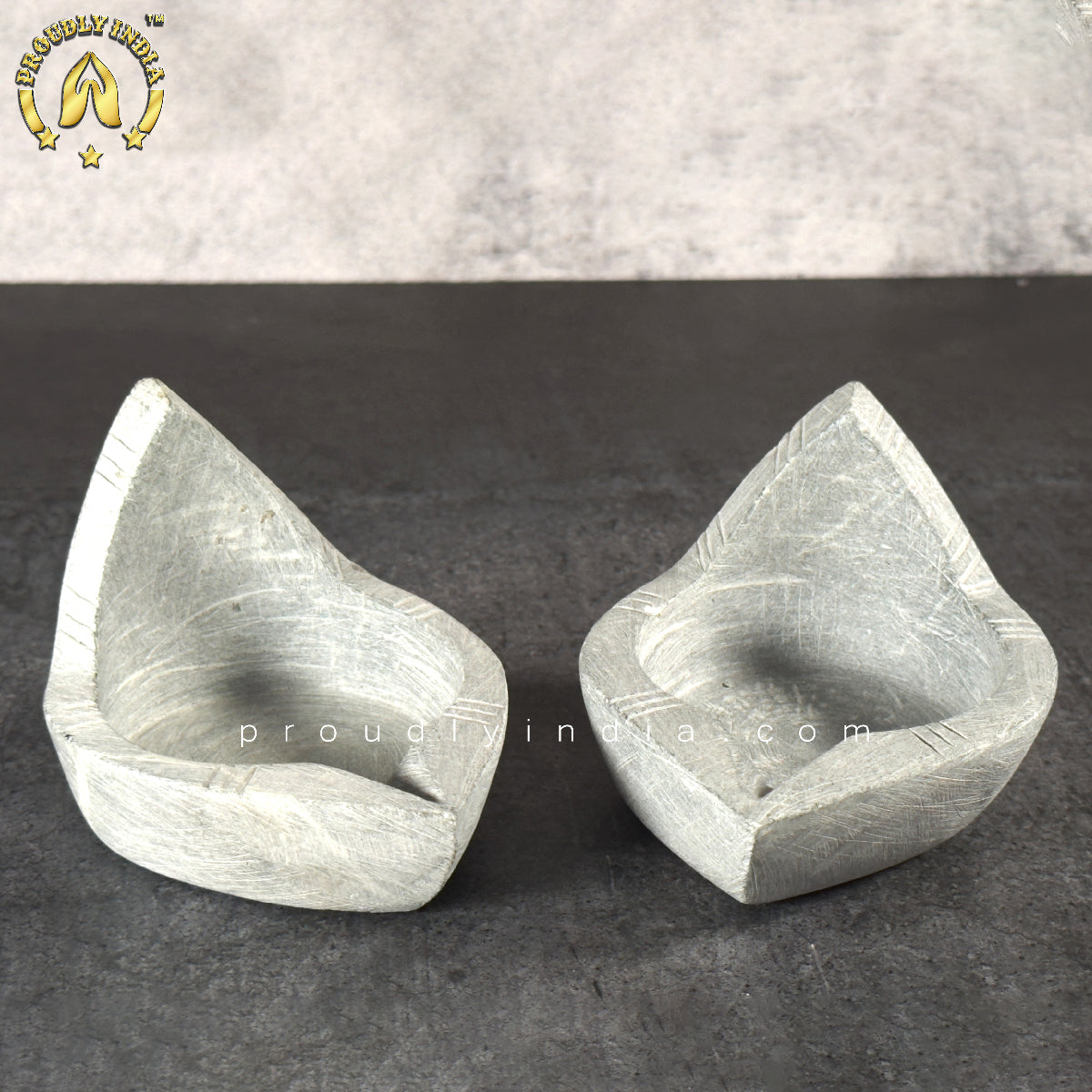 stone vilakku