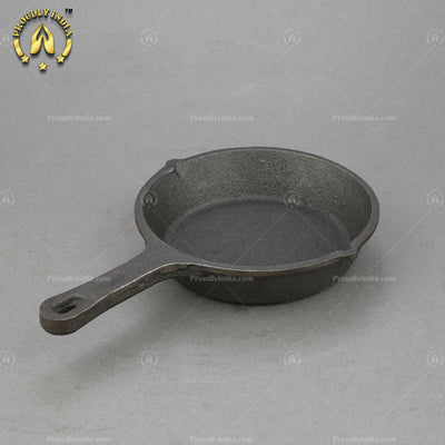 Round cast iron pan with single handle