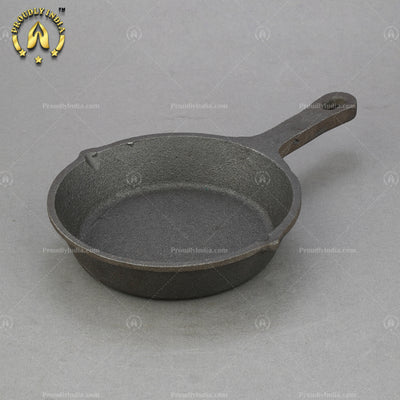 Round cast iron pan with single handle