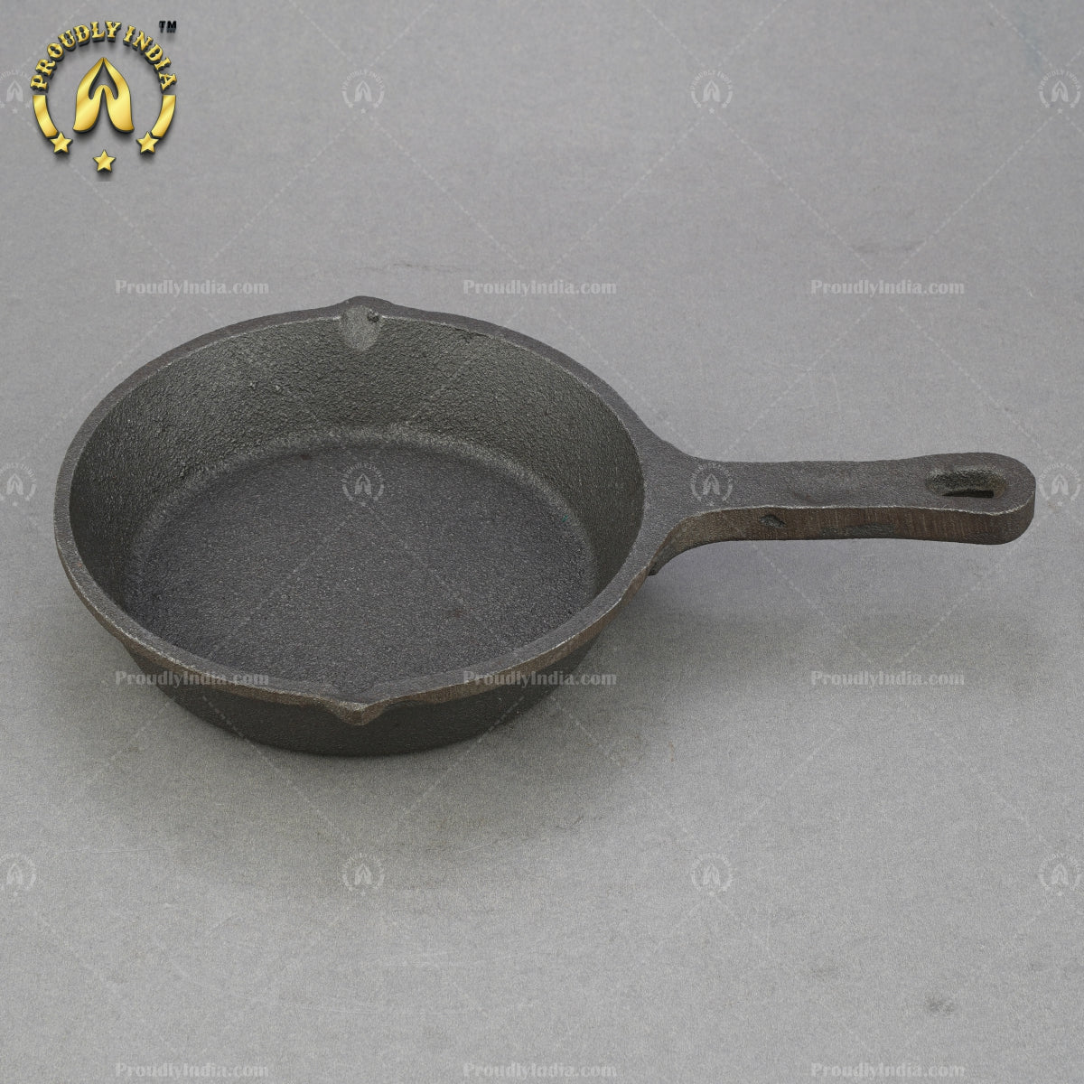 Round cast iron pan with single handle