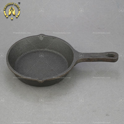 Round cast iron pan with single handle