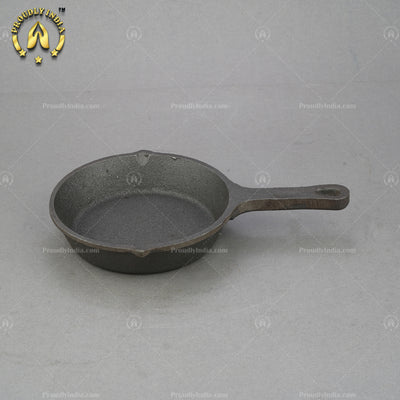 Round cast iron pan with single handle