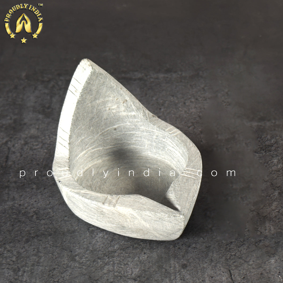 stone vilakku